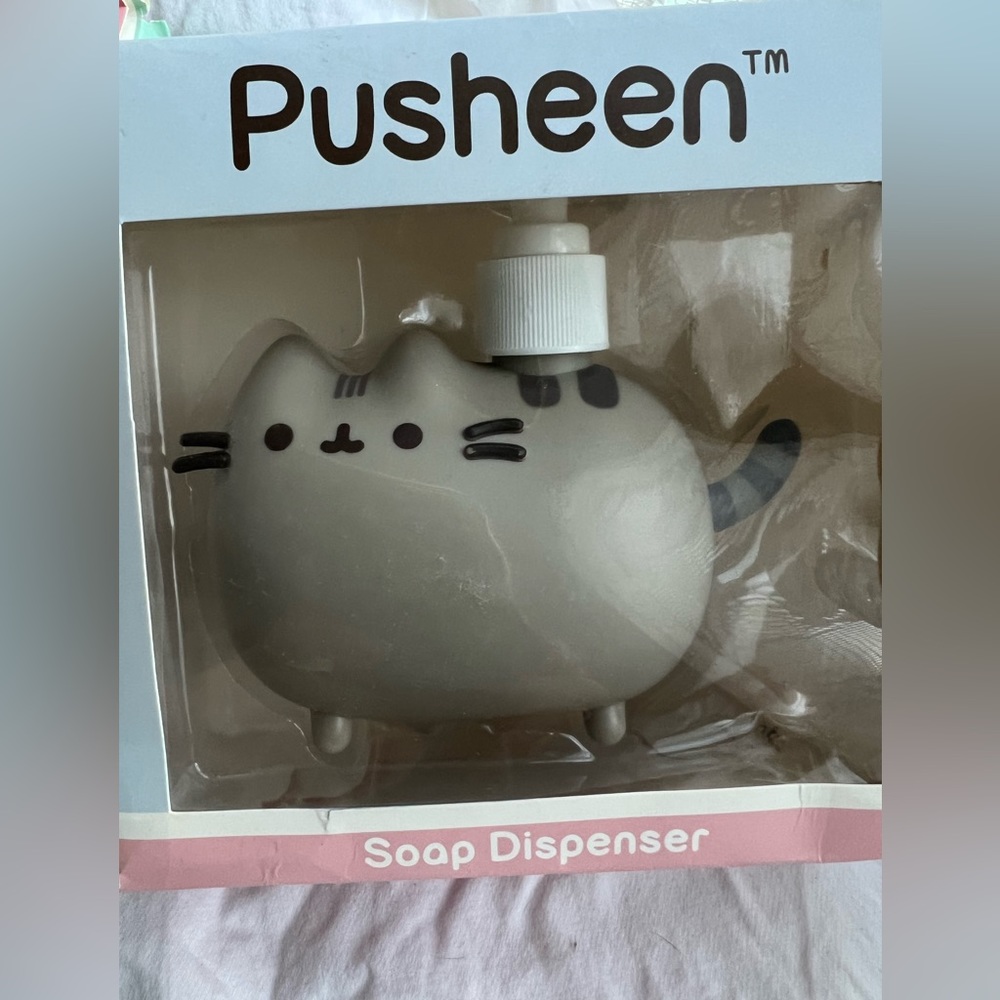 3 Pusheen containers- 1 plastic-1 ceramic  from 2018 - gaming from 2022 - Picture 4 of 16